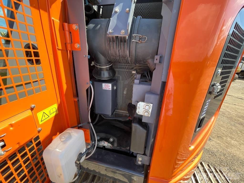 Hitachi ZX 135 US-6 Pelle sur chenilles