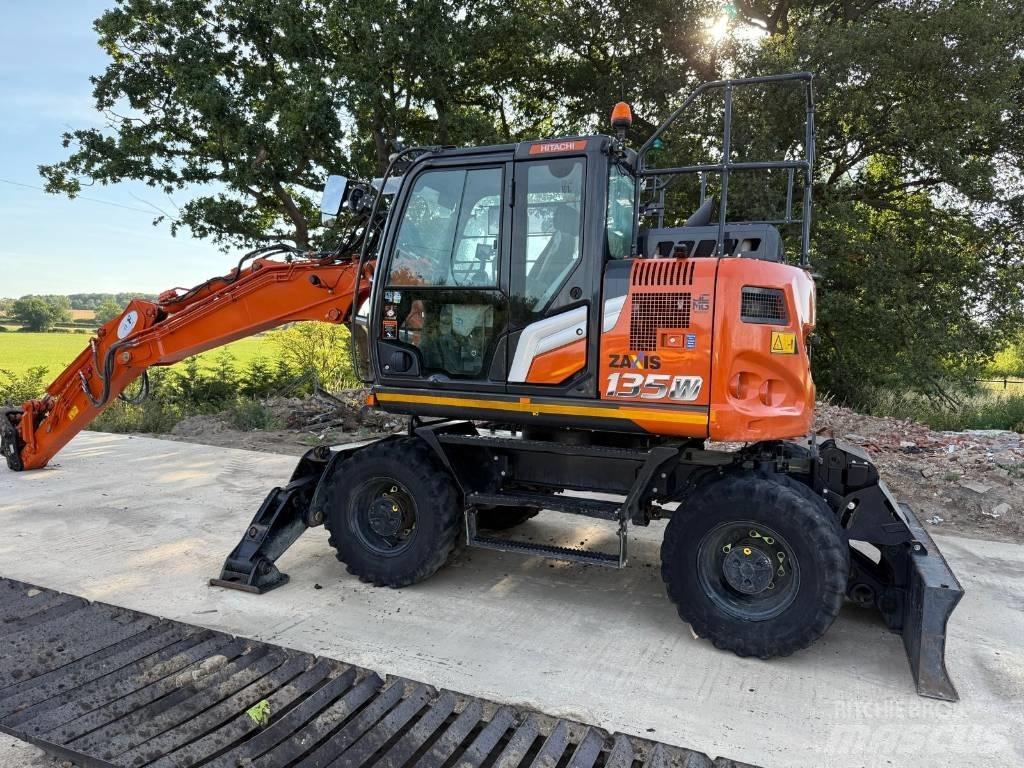 Hitachi ZX 135 W-7 Pelle sur pneus