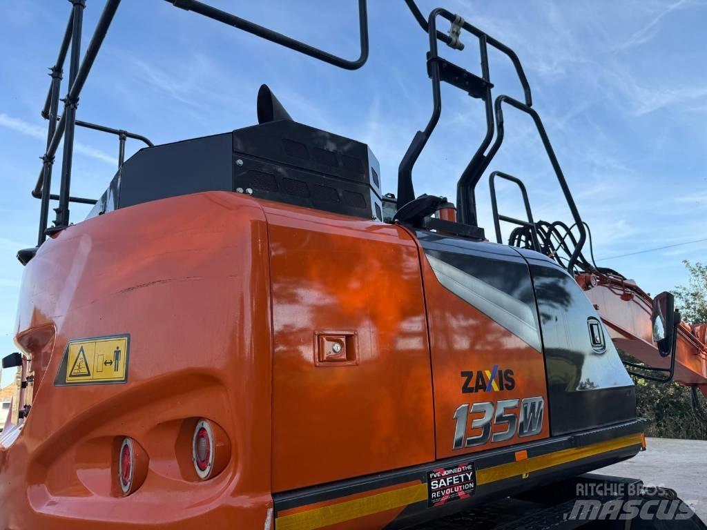 Hitachi ZX 135 W-7 Pelle sur pneus