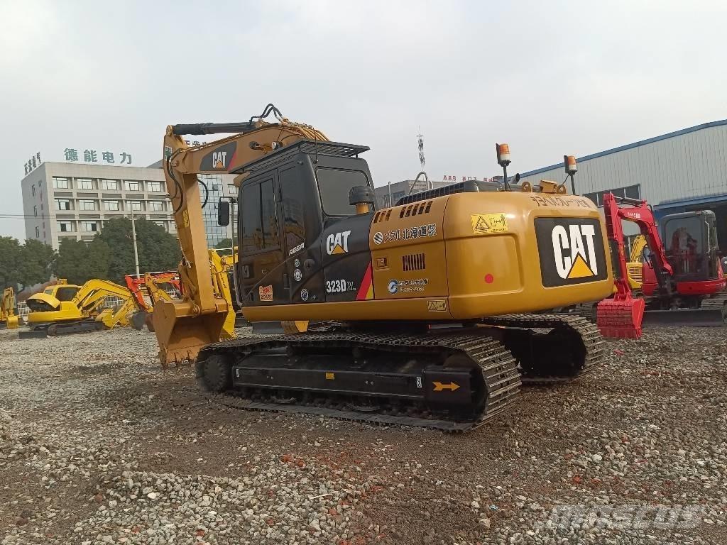 CAT 323 D Pelle sur chenilles