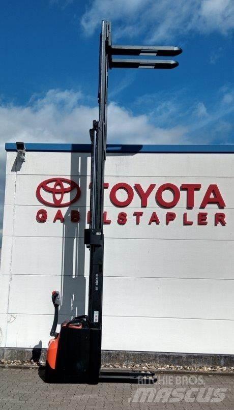 Toyota BT SWE145L Gerbeur accompagnant
