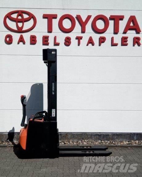 Toyota BT SWE145L Gerbeur accompagnant