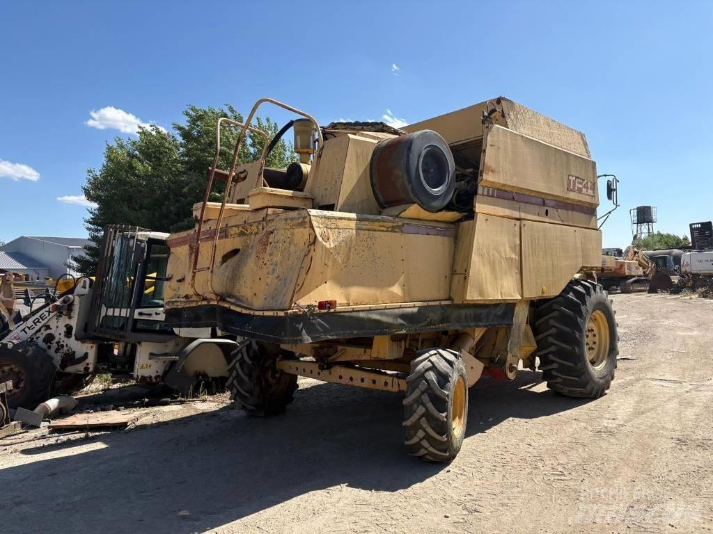 New Holland TF 42 Moissonneuse batteuse