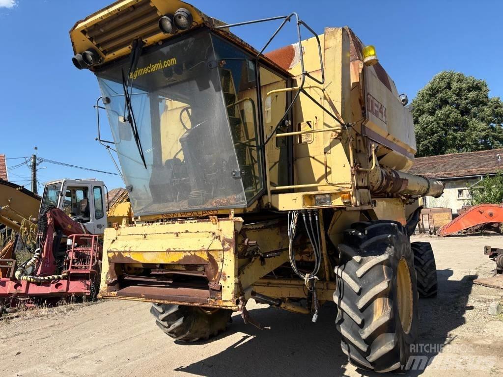 New Holland TF 42 Moissonneuse batteuse