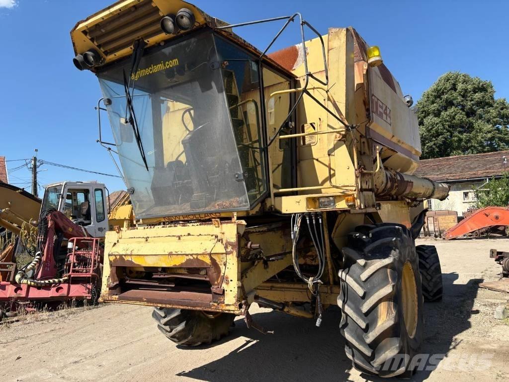 New Holland TF 44 Moissonneuse batteuse