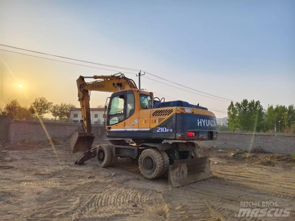 Hyundai R210W-9 Pelle sur pneus