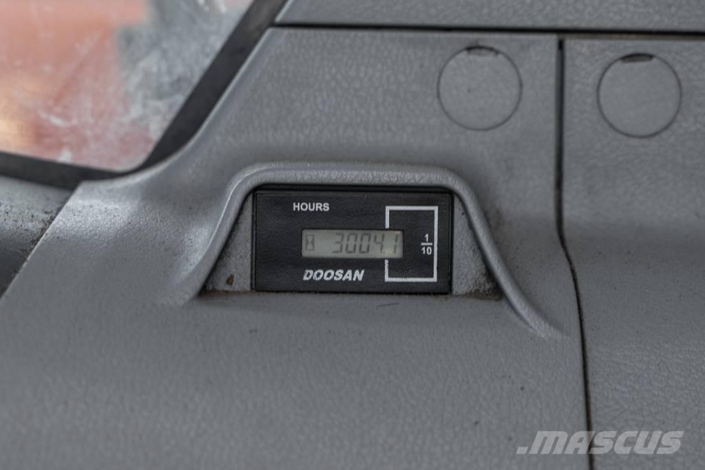 Doosan DX 140 W Pelle sur pneus