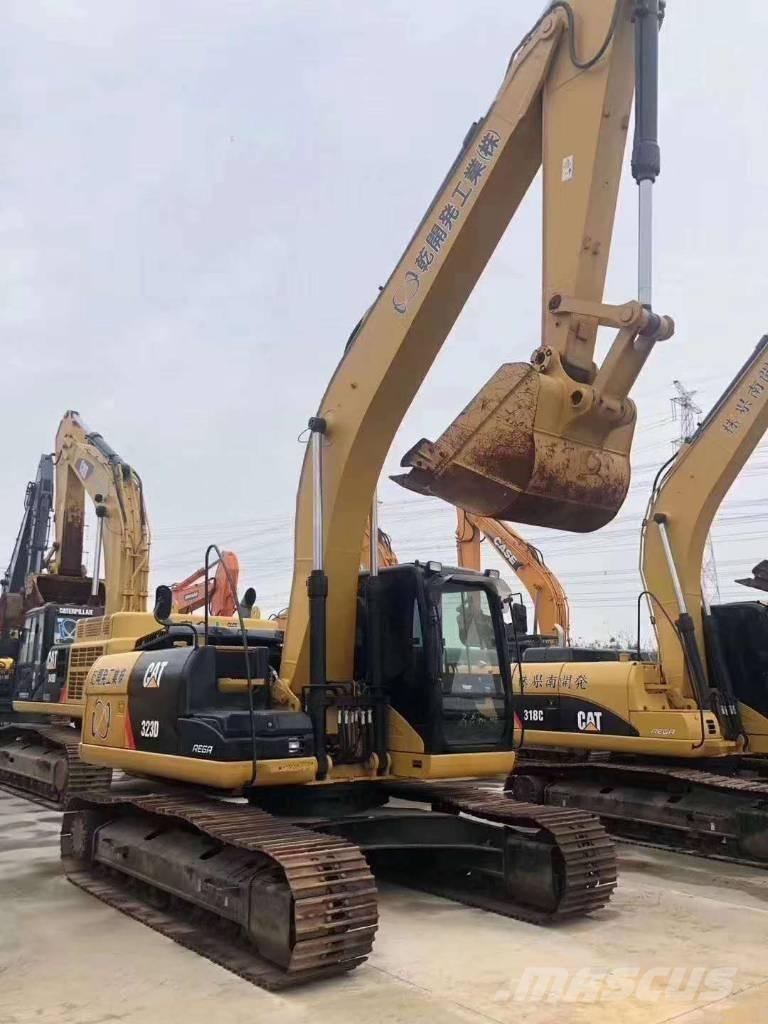 CAT 323 Pelle sur chenilles