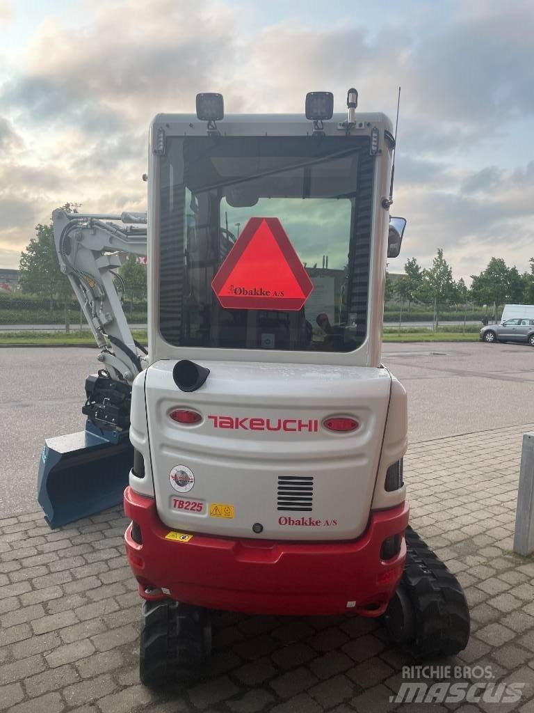 Takeuchi TB 225 Mini pelle < 7t