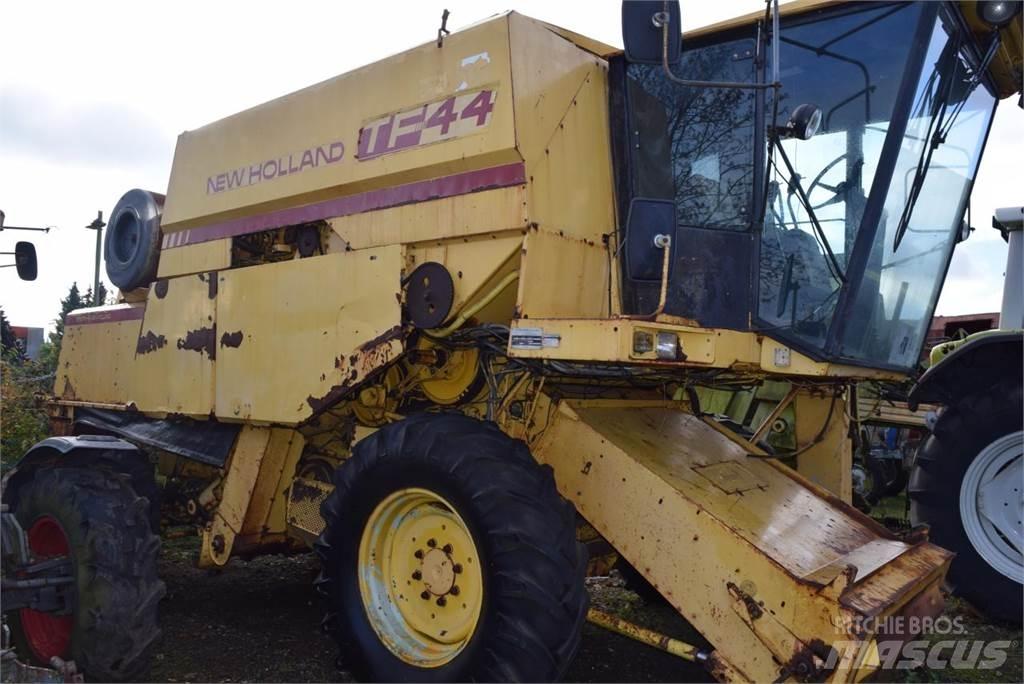New Holland TF 44 Moissonneuse batteuse