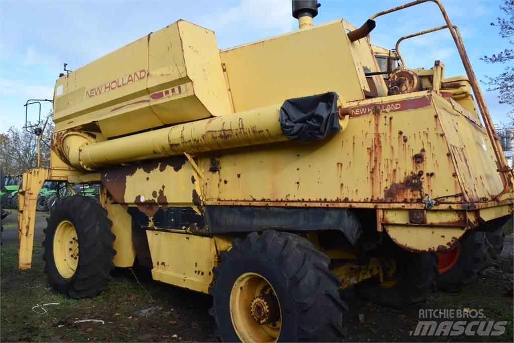 New Holland TF 44 Moissonneuse batteuse