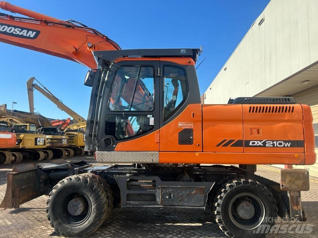 Doosan DX 210 W Pelle sur pneus