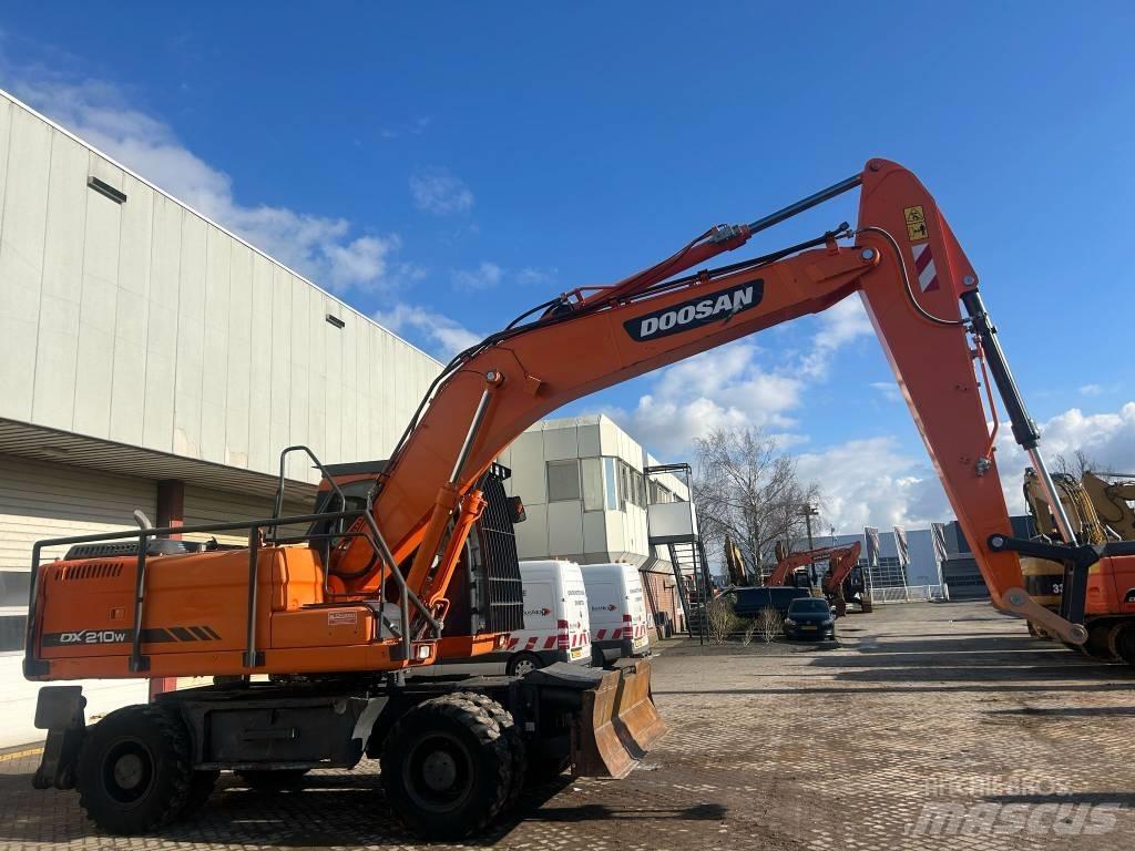 Doosan DX 210 W Pelle sur pneus