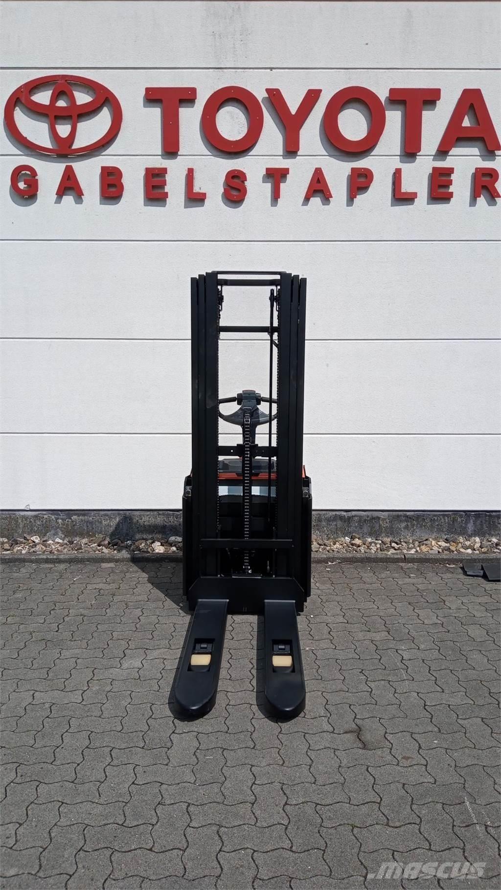 Toyota SWE140L Gerbeur accompagnant