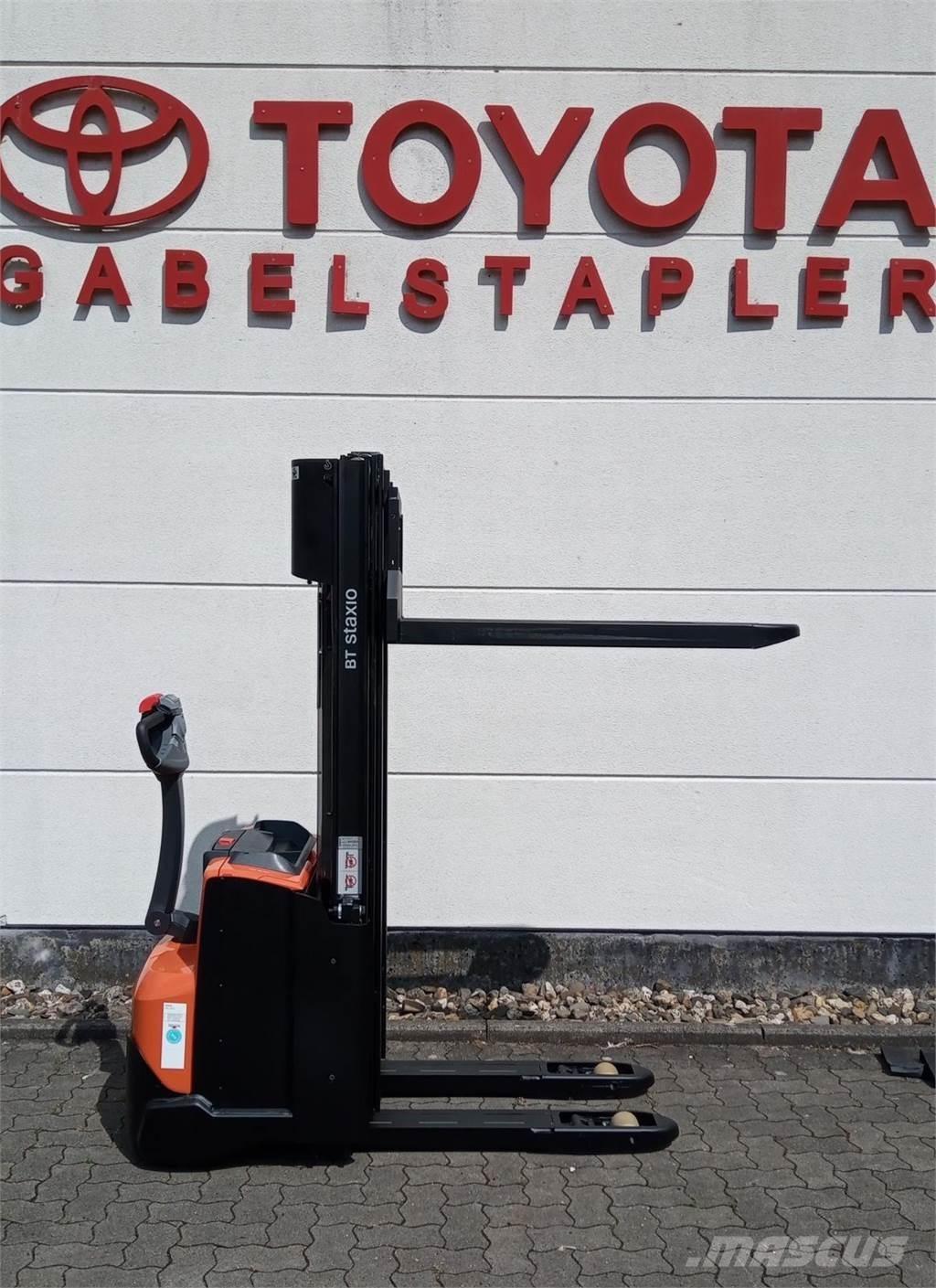 Toyota SWE140L Gerbeur accompagnant