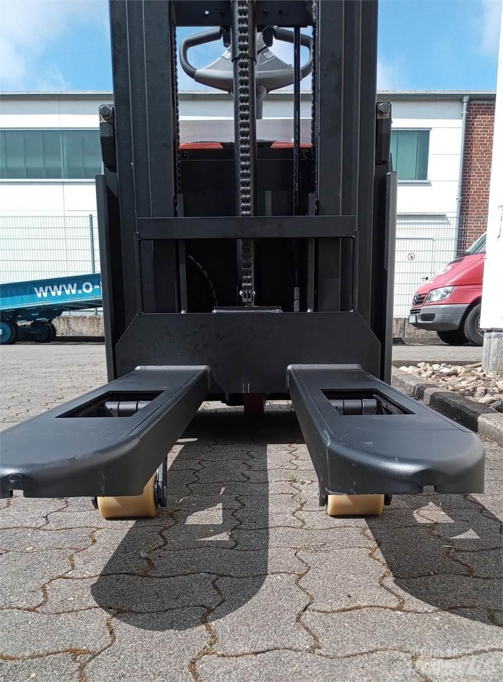 Toyota SWE140L Gerbeur accompagnant