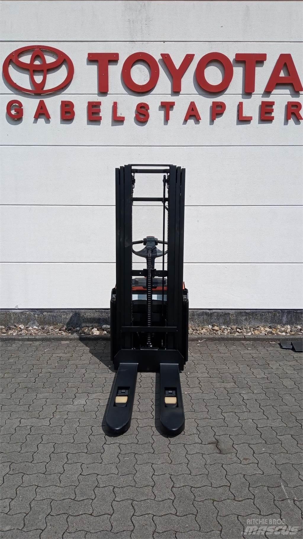 Toyota SWE140L Gerbeur accompagnant