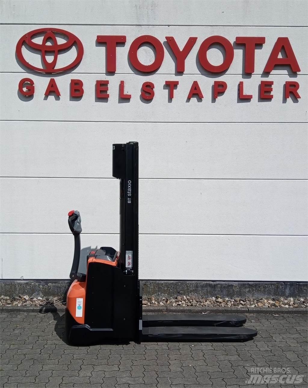 Toyota SWE140L Gerbeur accompagnant