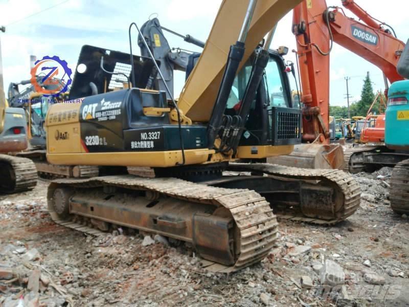 CAT 323 D L Pelle sur chenilles