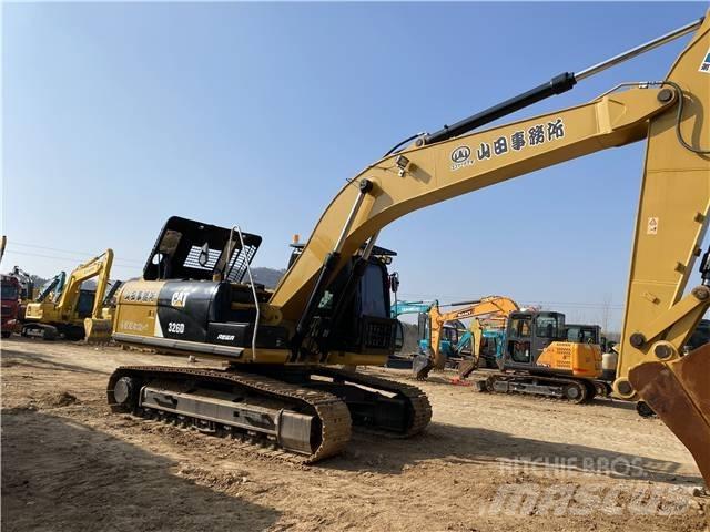 CAT 326D Pelle sur chenilles