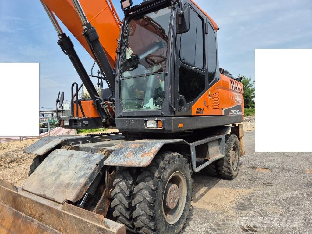 Doosan DX 210 W Pelle sur pneus