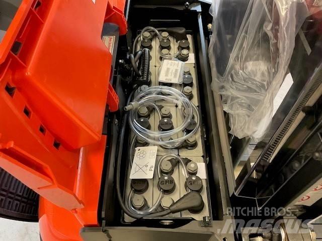 Toyota SWE 120 L Gerbeur accompagnant