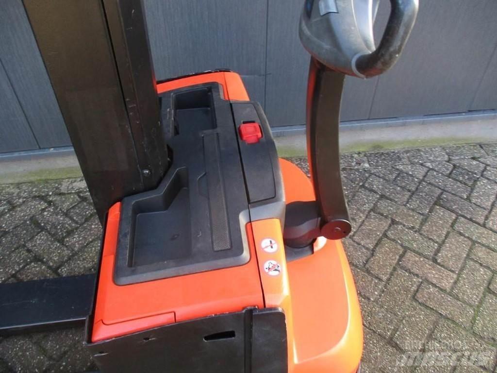 BT SWE 080L Gerbeur accompagnant