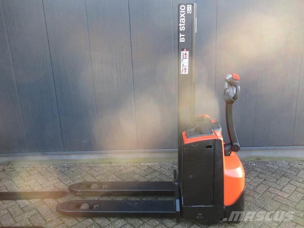Toyota SWE 080L Gerbeur accompagnant