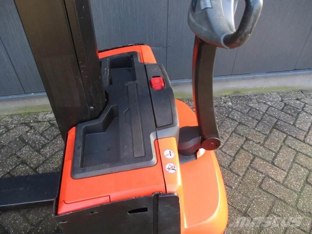 Toyota SWE 080L Gerbeur accompagnant
