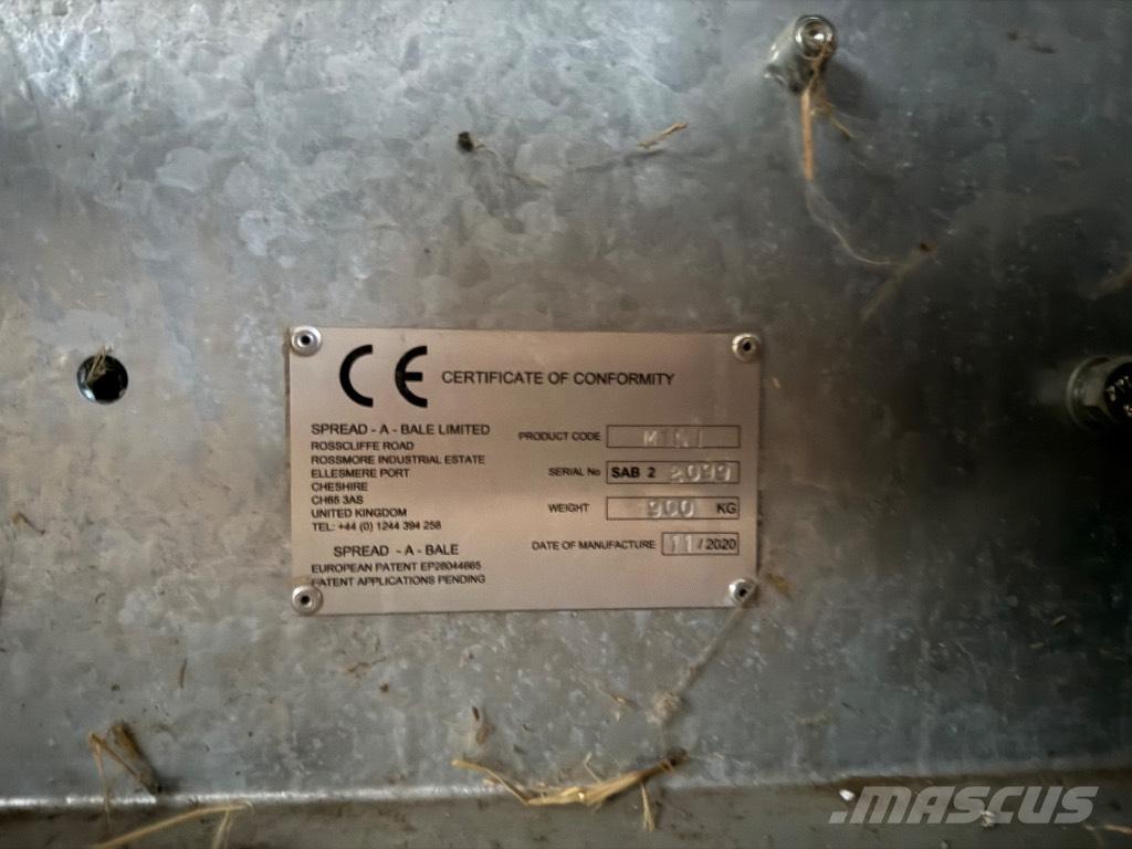  Spread-a-Bale Mini Dérouleuse, pailleuse