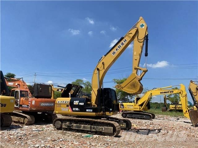 CAT 323D Pelle sur chenilles
