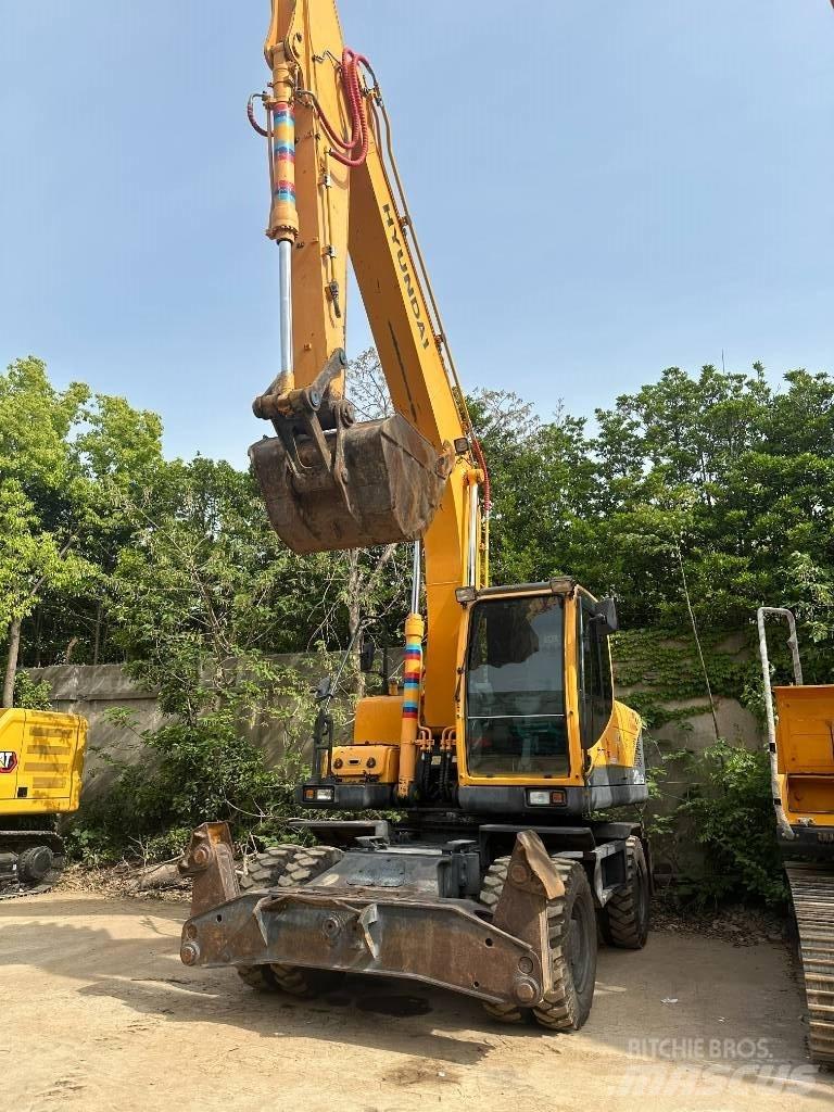 Hyundai R210W-9 Pelle sur pneus