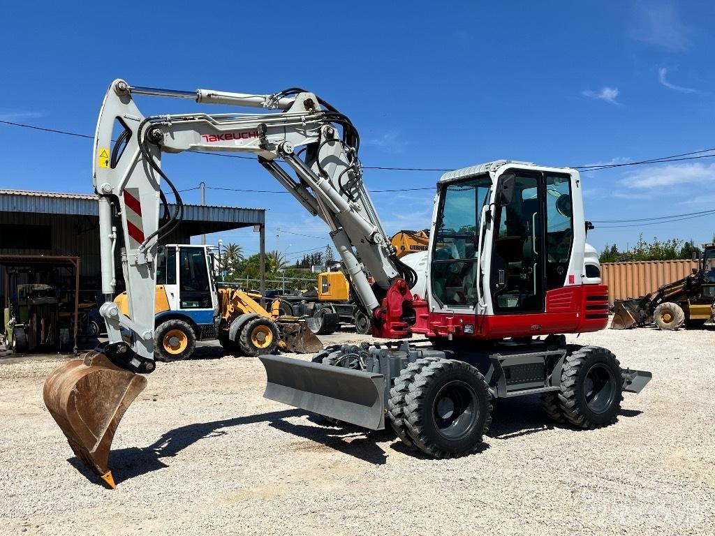 Takeuchi TB 295 Pelle sur pneus