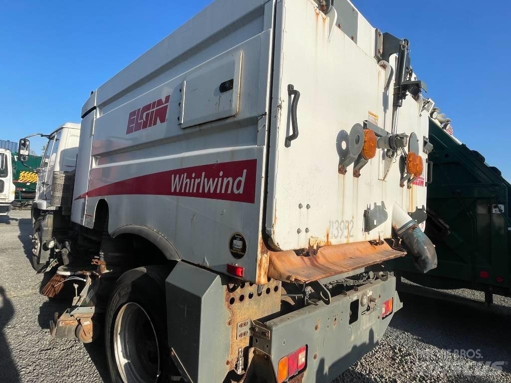 UD 3300 Camion balayeur