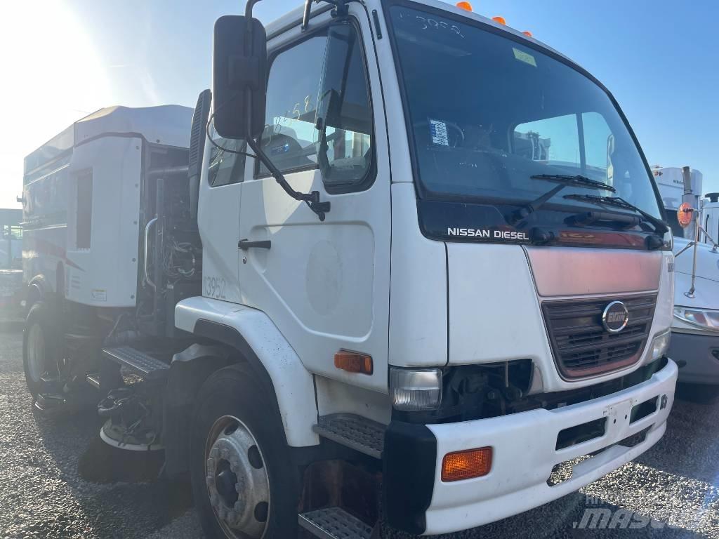 UD 3300 Camion balayeur