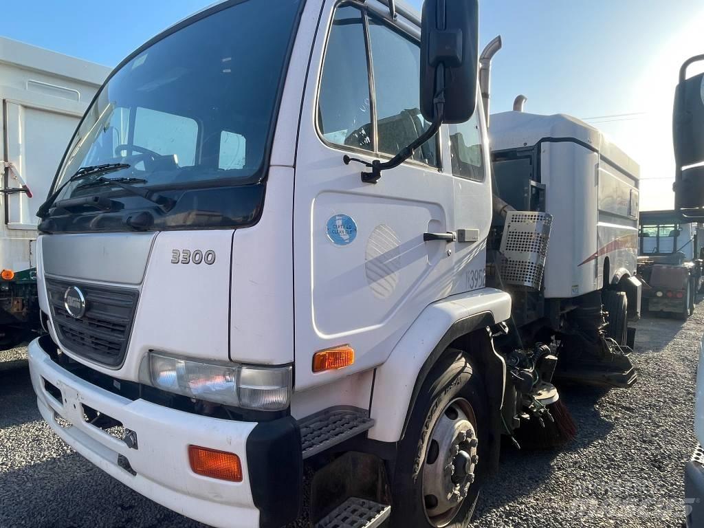 UD 3300 Camion balayeur