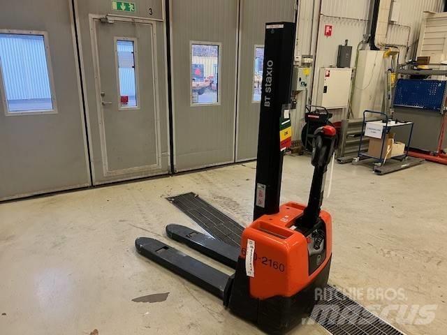 BT Toyota HWE 100 Gerbeur accompagnant