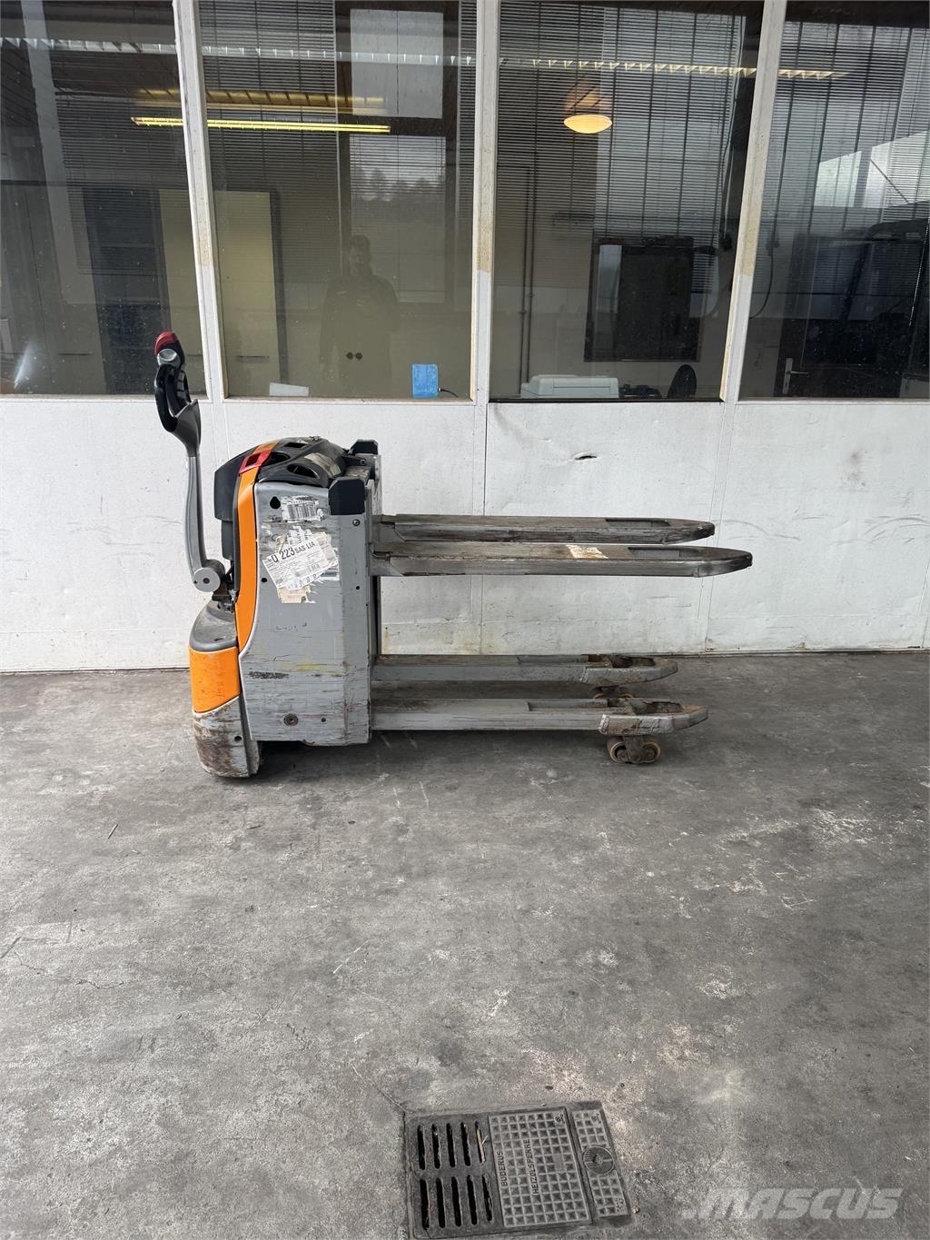 Still EXU-H18 Gerbeur accompagnant