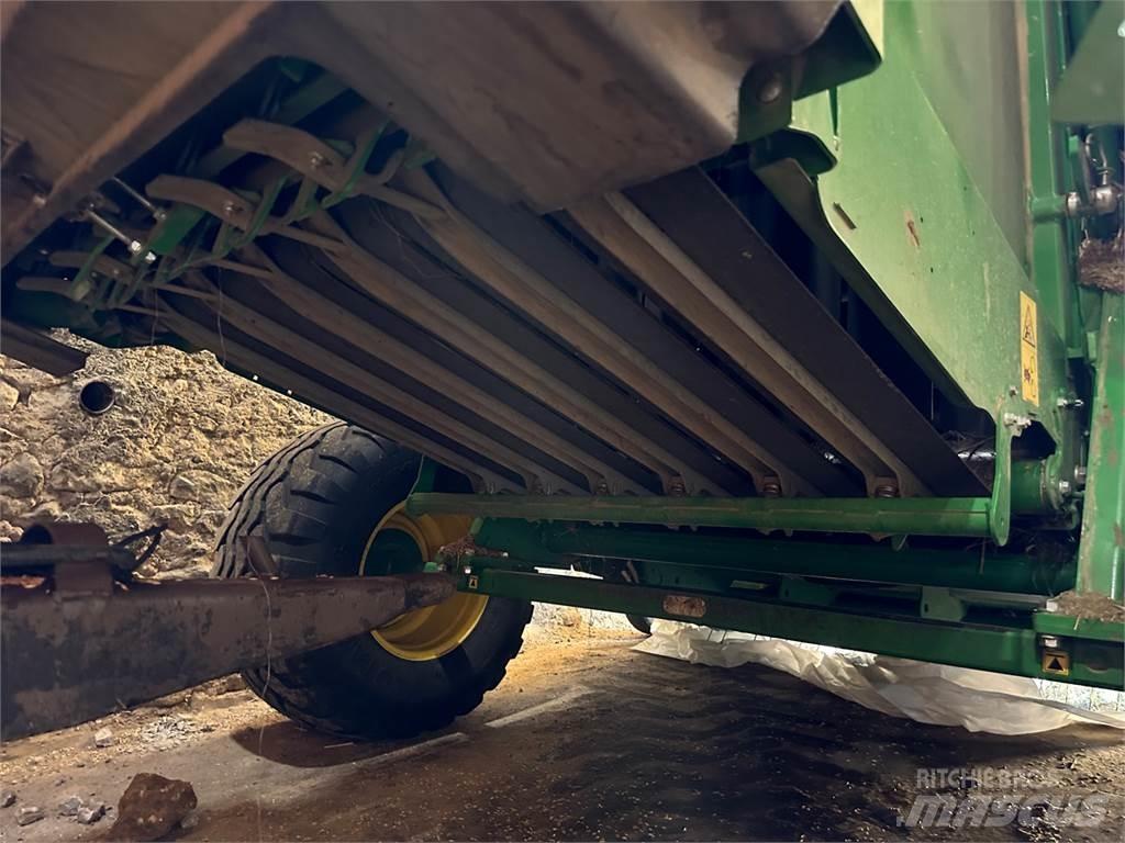 John Deere V461M Presse à balle ronde