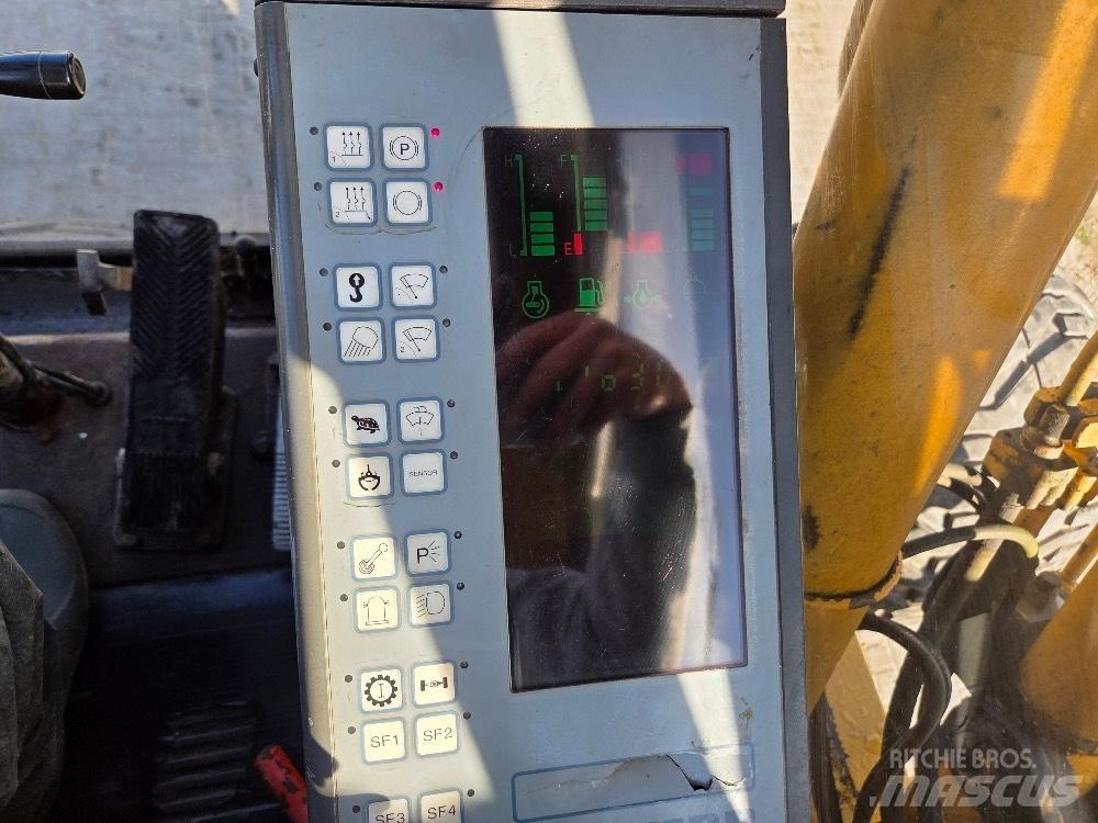 Liebherr A900 Pelle sur pneus