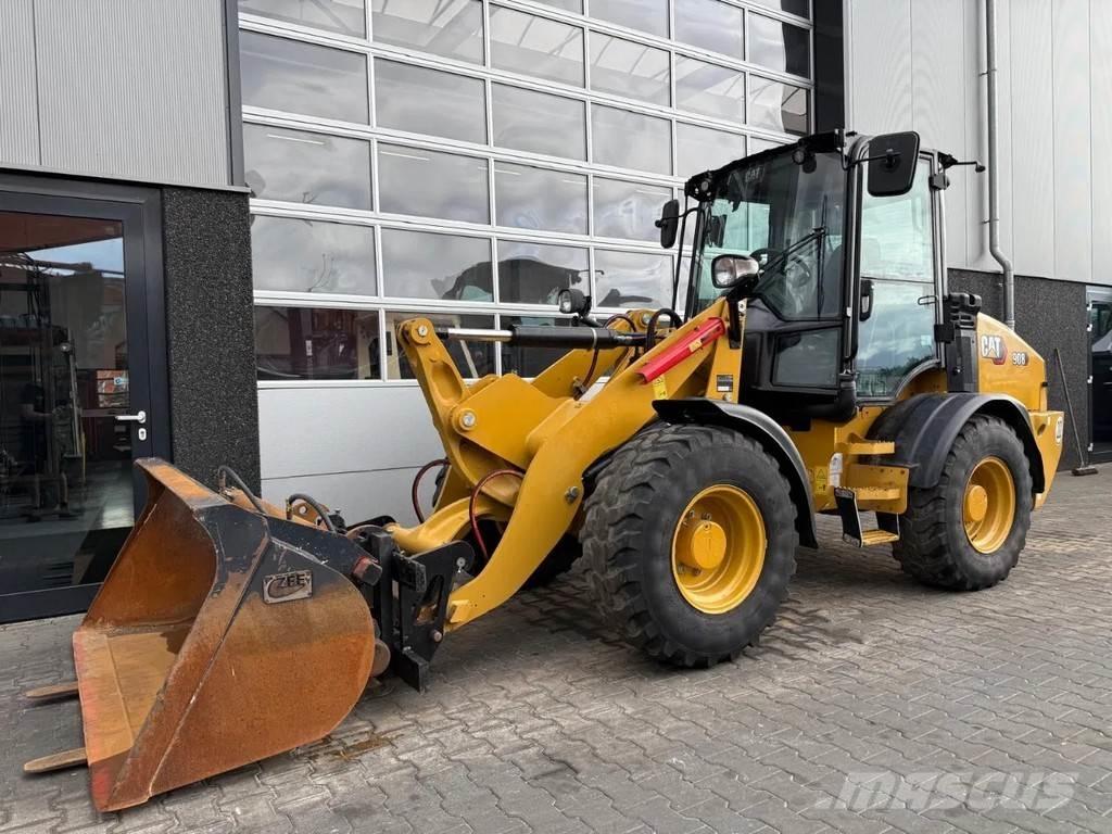 CAT 908 Chargeuse sur pneus