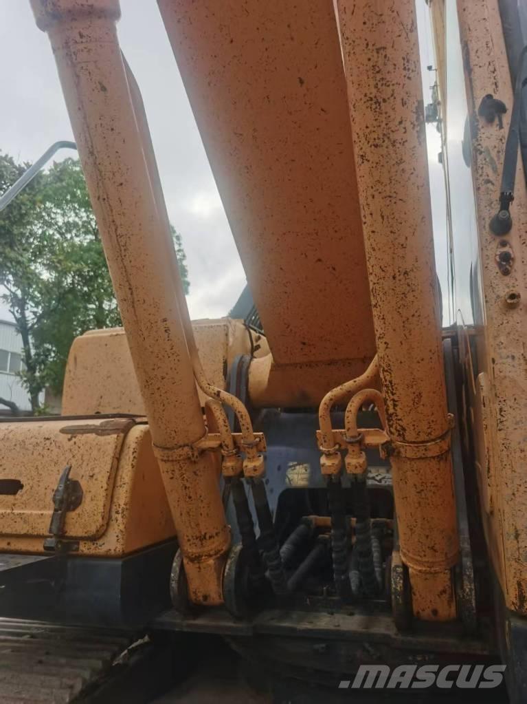 Hyundai R220LC-9S Pelle sur chenilles