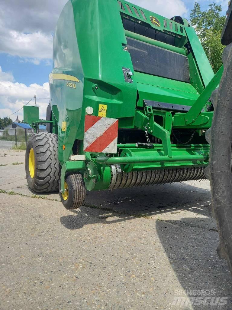 John Deere V451M Presse à balle ronde