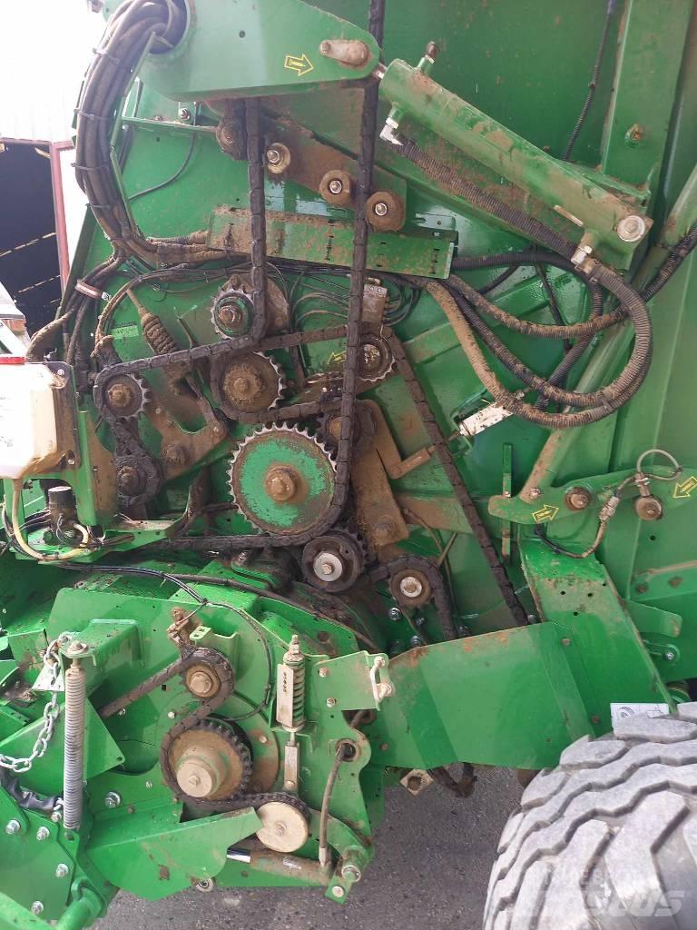 John Deere V451M Presse à balle ronde