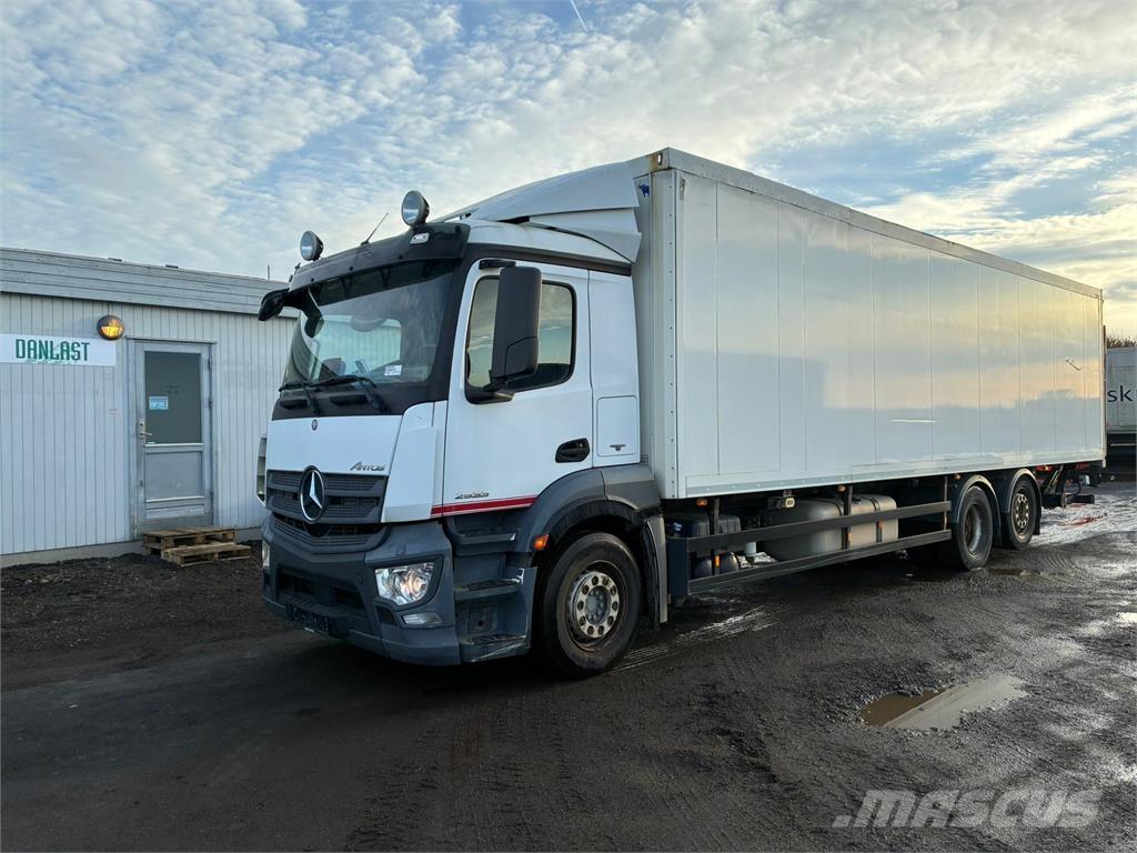 Mercedes-Benz 2533 Camion Fourgon