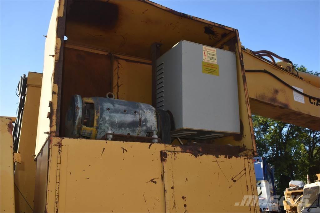 CAT 215B LC Pelle sur chenilles