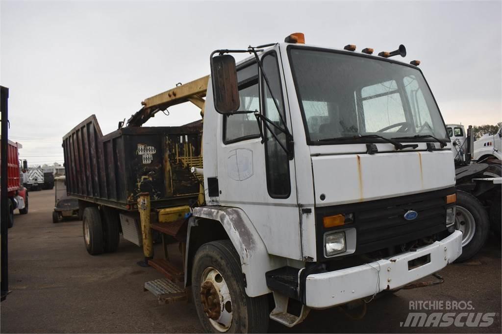 Ford CF8000 Camion plateau ridelle avec grue