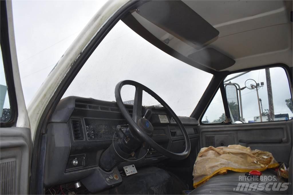 Ford F800 Camion plateau ridelle avec grue