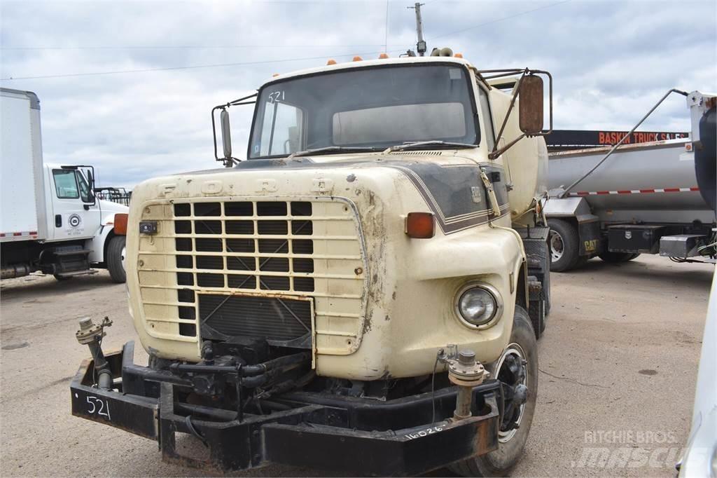 Ford L8000 Motrici cisterna