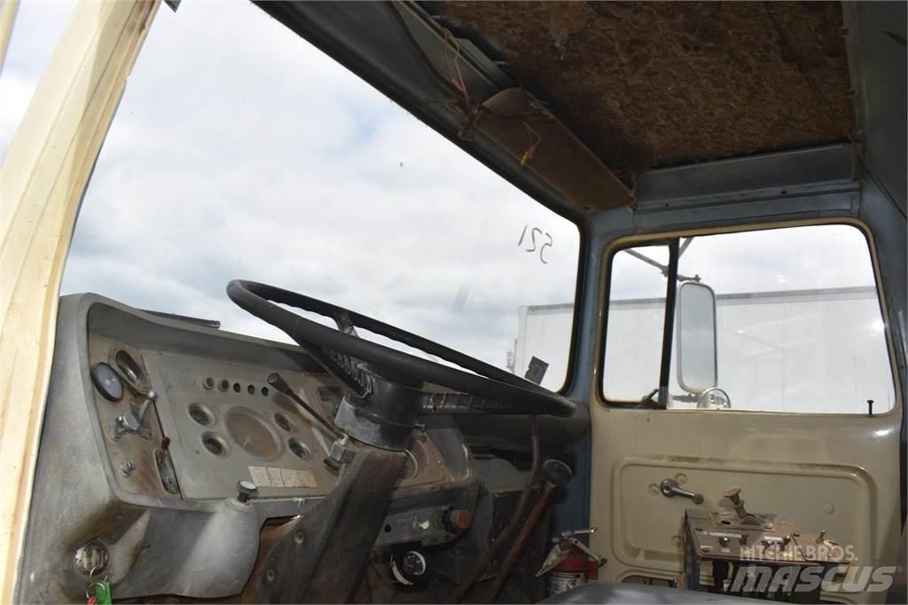 Ford L8000 Motrici cisterna